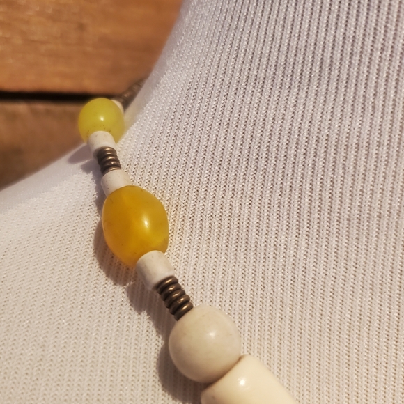 Vintage faux bone beaded necklace with yellow accent beads & brass rings - Picture 3 of 5